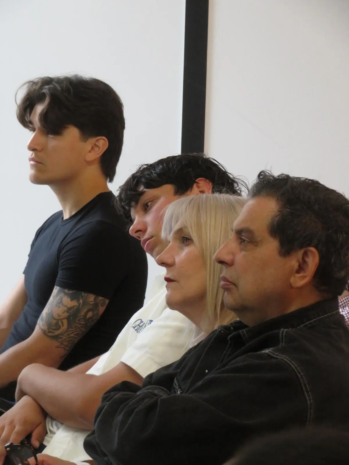 Personas escuchando en un grupo