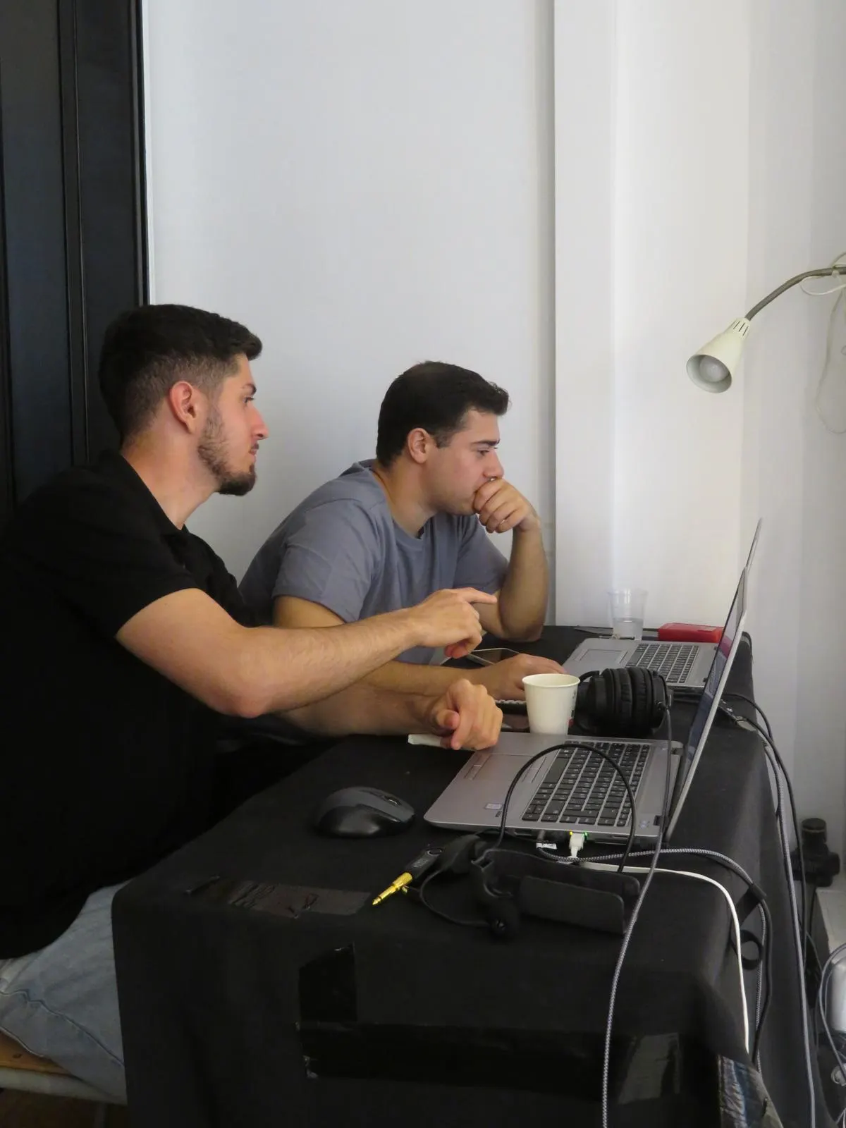 Equipo de multimedia en la mesa de sonido